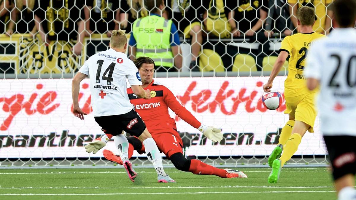 Und die Außenseiter denken längst nicht ans Aufhören. Nordkvelle trifft zum 2:0 (Foto), Ruud markiert per Freistoßhammer das 3:0. Auch weil Roman Weidenfeller daneben greift und so fleißig mithilft