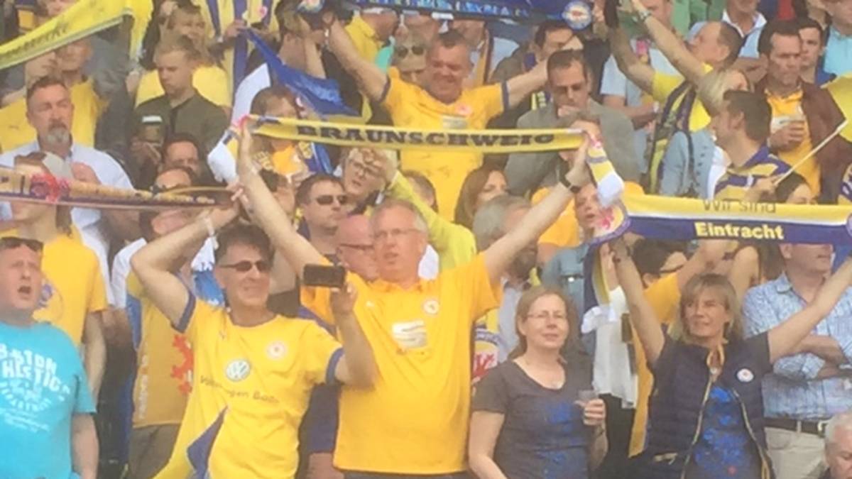 Die Fans sind indes in guter Stimmung. Denn auch der schlimmstmögliche Fall - der Relegationsplatz - wäre ja ein Erfolg