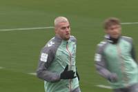 Vor der Bundesliga-Partie gegen Holstein Kiel überrascht ein Werder-Star im Training mit einer neuen Frisur. 