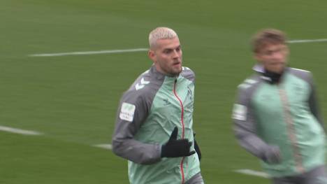 Vor der Bundesliga-Partie gegen Holstein Kiel überrascht ein Werder-Star im Training mit einer neuen Frisur. 