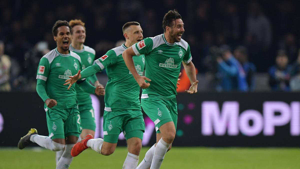 Auch mit 41 Jahren rockt er weiterhin die Bundesliga. Und sichert sich Rekord um Rekord. Der älteste Torschütze der Liga ist er bereits, im DFB-Pokal sicherte er sich ebenfalls Altersrekorde