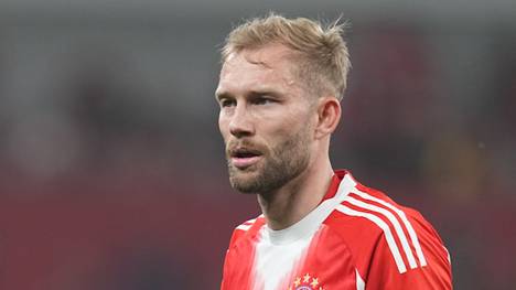 Konrad Laimer bleibt dem FC Bayern offenbar langfristig erhalten. Uli Hoeneß bestätigte die Vertragsverlängerung des Bayern-Stars, ließ jedoch weitere Details offen.