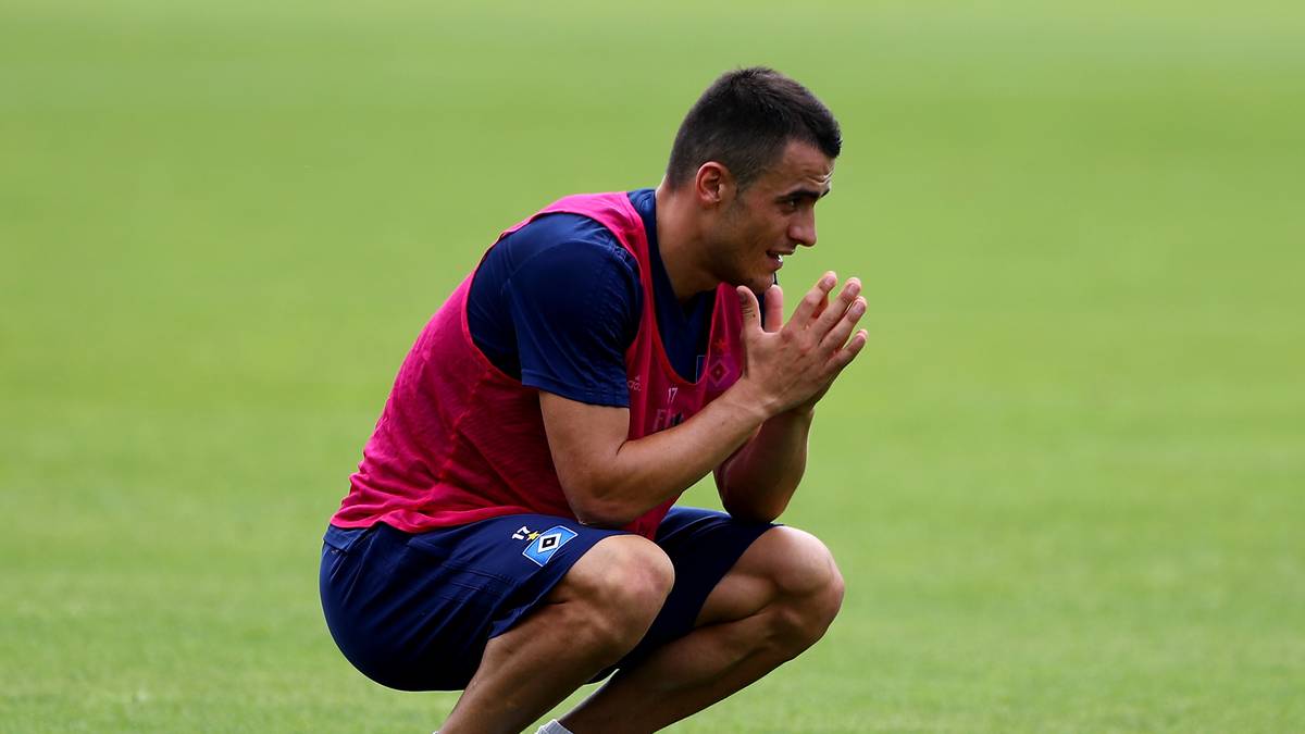 Stattdessen versucht man, die Hessen schon in diesem Sommer zum Ziehen der Kaufoption zu bewegen, um zusätzliche Transfereinnahmen zu generieren. 6,5 Millionen Euro müsste die Eintracht für den Serben in die Hand nehmen