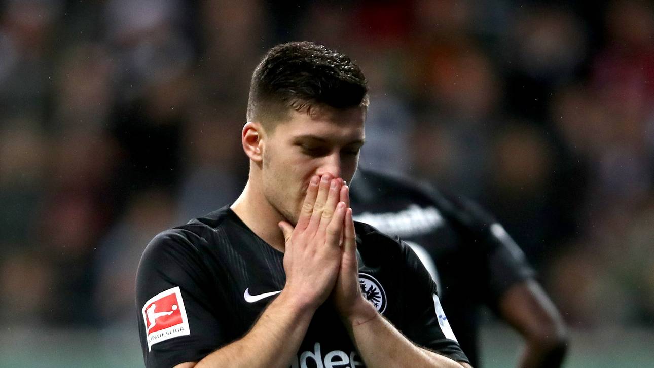 Jovic bei Frankfurt auf der Bank