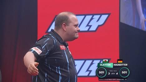 Der deutsche Außenseiter Marcel Hausotter spielt beim German Darts Grand Prix eine starke Partie gegen Jonny Clayton. Im siebten Leg befindet er sich sogar auf bestem Wege zu einem 9-Darter - und versetzt die Halle in München in Ekstase.