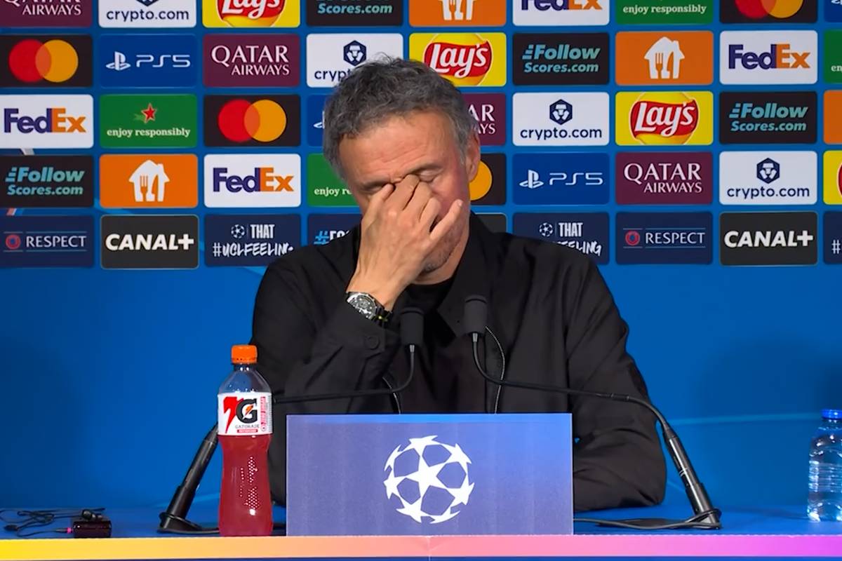 Was der PSG-Coach hier tut, erzählt die ganze Geschichte