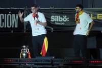 Die Spanier können ihre Spitzen nach dem EM-Triumph einfach nicht lassen. Auch DFB-Star Jamal Musiala wird bei der Titelfeier in der Heimat mit den Fans nicht verschont. 