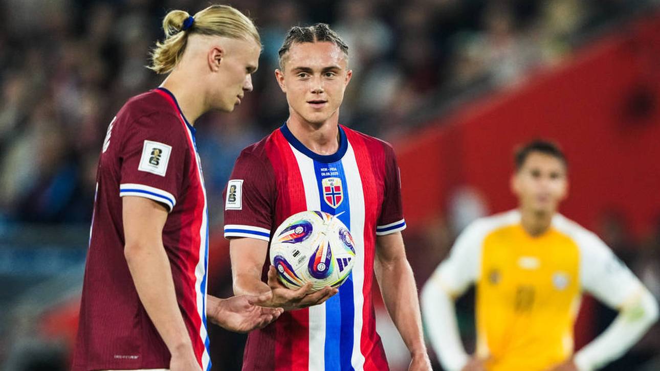 Erling Haaland (l.) überließ Thelo Aasgaard beim Elfmeter den Ball