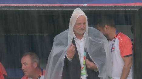 Aufgrund von starkem Regen und Unwetter wird die Vorrundenpartie zwischen Frankreich und dem Irak in Philadelphia unterbrochen. Magenta-Experte Lutz Pfannenstiel weiß aus seiner Zeit in der MLS, dass die Amerikaner bei solchen Wetterbedingungen hart durchgreifen.