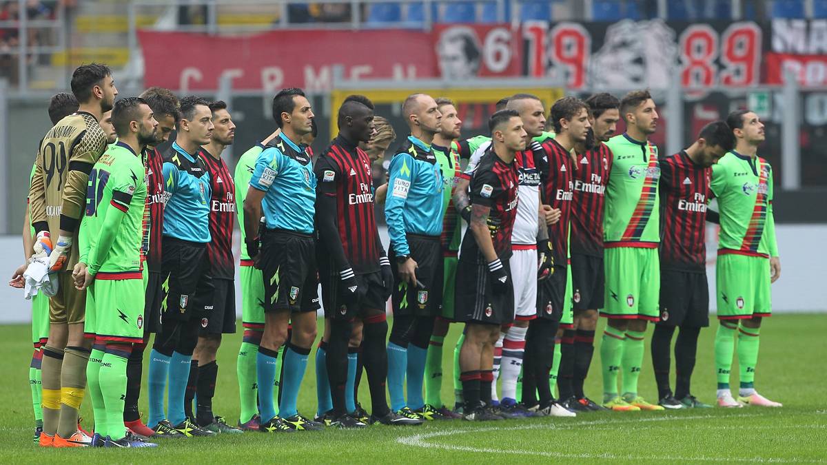Der AC Milan empfängt am Samstag den FC Crotone. Vor Spielbeginn versammeln sich beide Teams für eine gemeinsame Schweigeminute