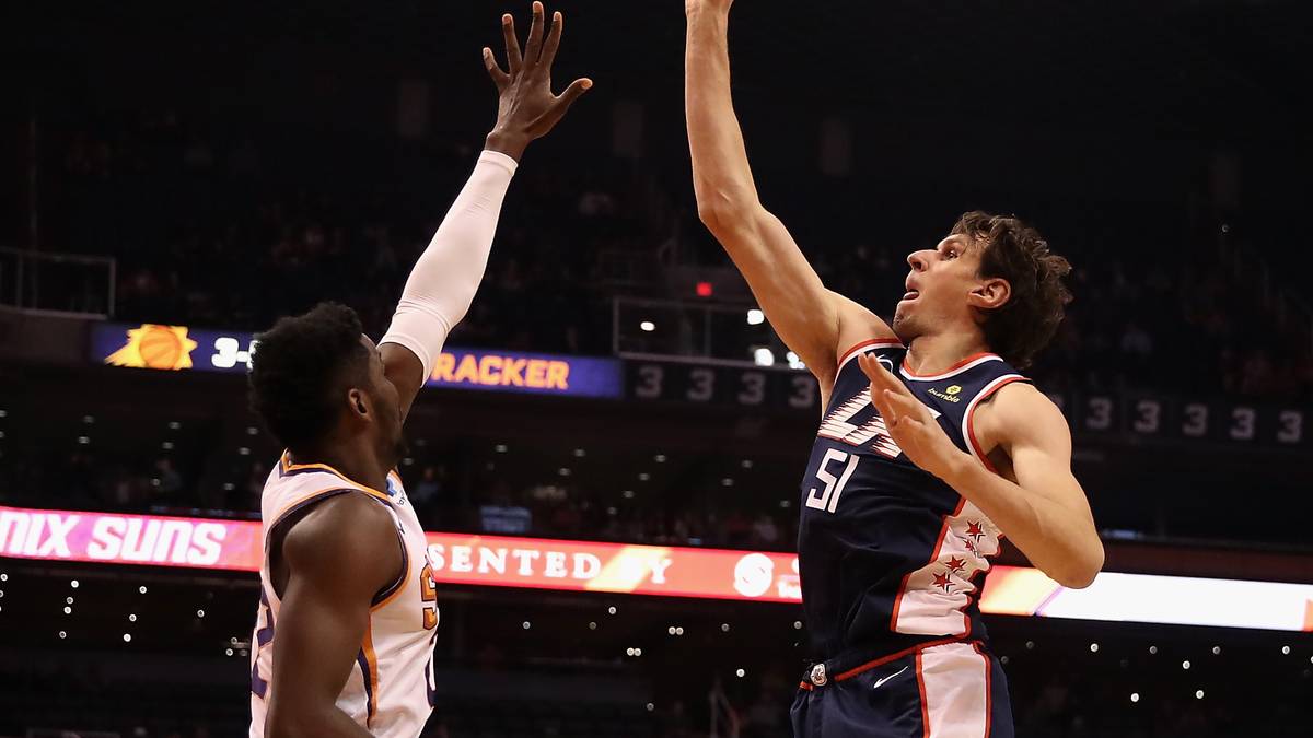 So gesehen "funktioniert" der Serbe nur in seinen Kurzeinsätzen. In manchen PER-Rankings taucht Marjanovic aufgrund seiner relativen wenigen Einsatzminuten auch gar nicht auf. Nichtsdestotrotz ist klar: In der Zeit, die der Kult-Spieler auf der Platte steht, ist er so effektiv wie kaum ein anderer. Nun versucht er sein Glück bei den Mavericks