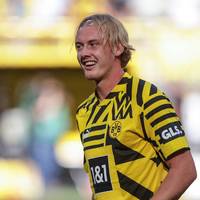 Julian Brandt verteidigt Borussia Dortmunds unspektakulären Sieg gegen den VfL Wolfsburg und betont, dass der BVB auf dem richtigen Weg ist. Störgeräusche während eines Interviews nimmt der Offensivspieler mit Humor.