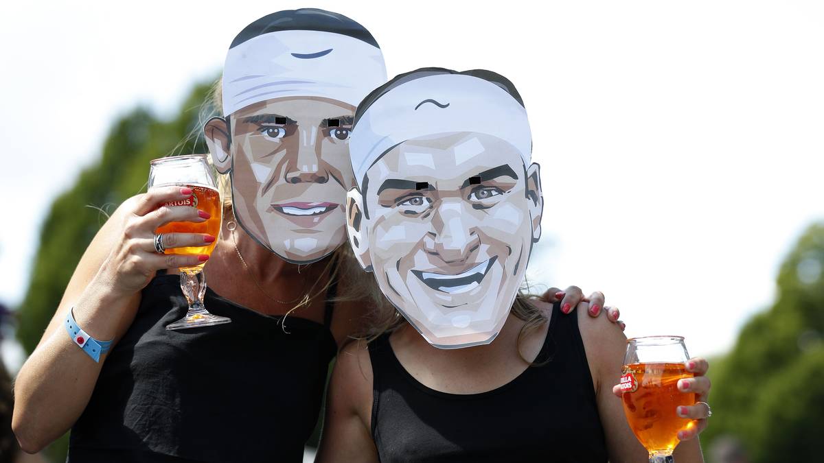 Roger Federer und Rafael Nadal genehmigen sich vor ihren Spielen ein kühles Getränk - zumindest zwei Fans der beiden Superstars