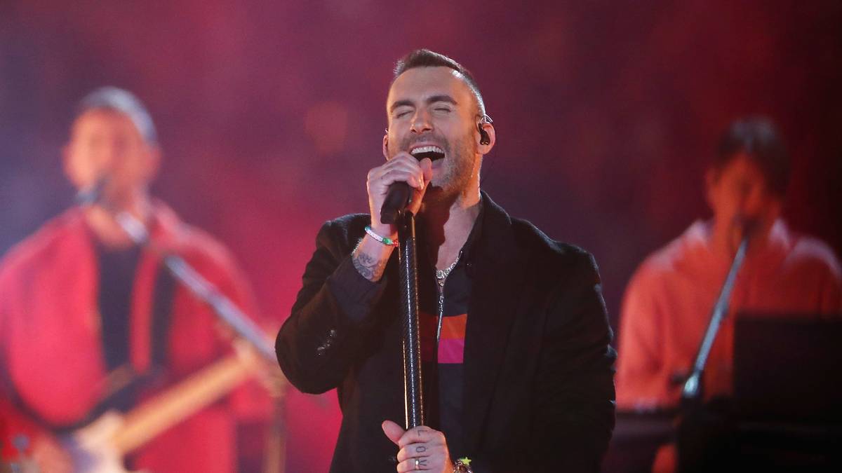 Dabei beginnt die Show noch ganz züchtig - Levine hat sogar noch ein Jackett UND eine Trainingsjacke an