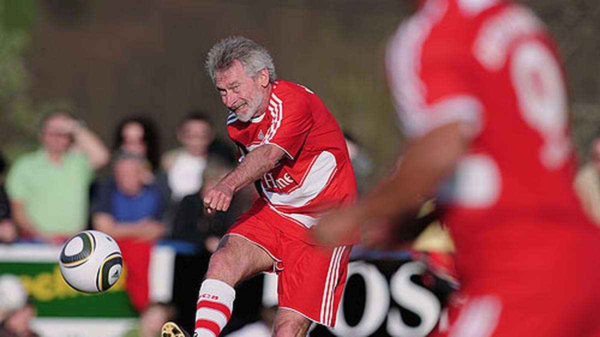 Breitner blieb dem Fußball trotzdem verbunden: Als Moderator für die WM 2002 bei Sat. 1, ab 2007 als Berater, Scout und Markenbotschafter des FC Bayern. Im Frühjahr 2017 legte er diesen Posten nieder, konzentriert sich stattdessen auf seinen Job in der Immobilienbranche