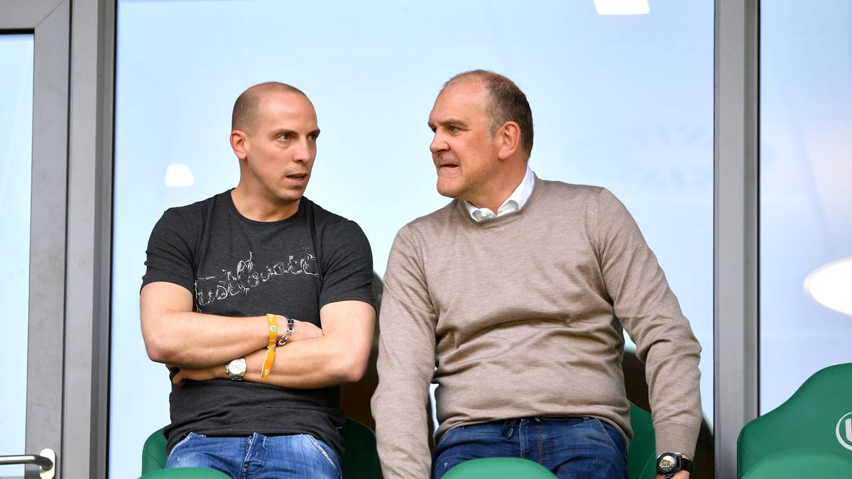 "Es hat mich riesig gefreut, dass Jan (l., mit Wolfsburgs Jörg Schmadtke) jetzt wieder bei 96 ist. Hinter dem Verein liegt eine schwierige Zeit", sagte kürzlich sein ehemaliger Mitspieler bei Lars Stindl (Borussia Mönchengladbach, von 2010 bis 2015 zusammen bei 96) beim "Sportbuzzer". "Er kann da etwas bewirken - nicht nur mit seinem Fußballfachwissen, sondern auch mit seiner Art und Weise, wie er den Verein repräsentiert und Leute überzeugen kann"