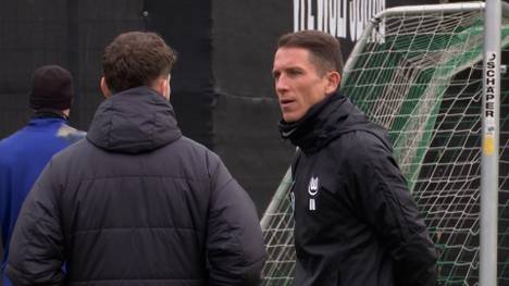 Nur 75 Tage nach seinem Amtsantritt beim VfL Wolfsburg steht Cheftrainer Daniel Bauer möglicherweise schon vor dem Aus. Das Bundesliga-Duell mit dem Hamburger SV könnte für den 43-Jährigen zum Endspiel werden. Vor der Partie richtet er zudem einen Appell an die VfL-Fans.