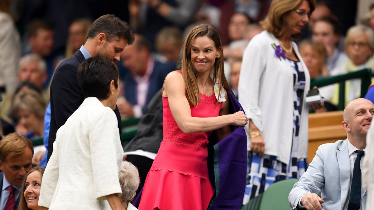 Da kann auch Schauspielerin Hilary Swank im kurzen Pinken nur Staunen