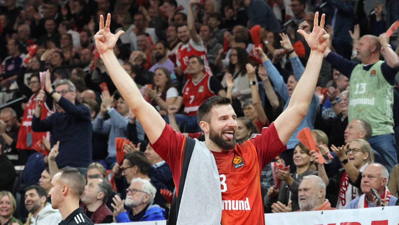 Leon Kratzer jubelt über einen Dreier seines Teams 