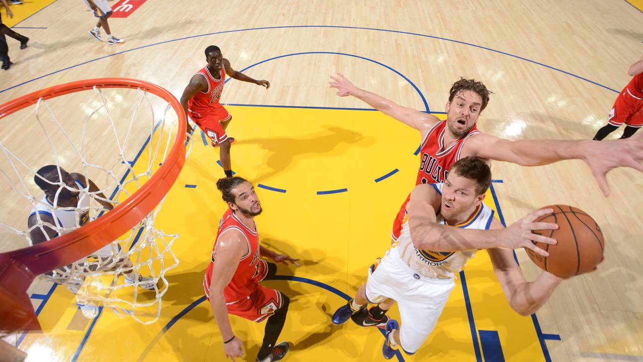 David Lee zieht gegen Pau Gasol und Joakim Noah zum Korb