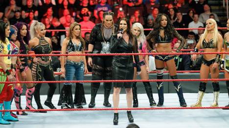 WWE-Vorstand Stephanie McMahon (M.) verkündete bei Monday Night RAW das erste Royal-Rumble-Match der Frauen