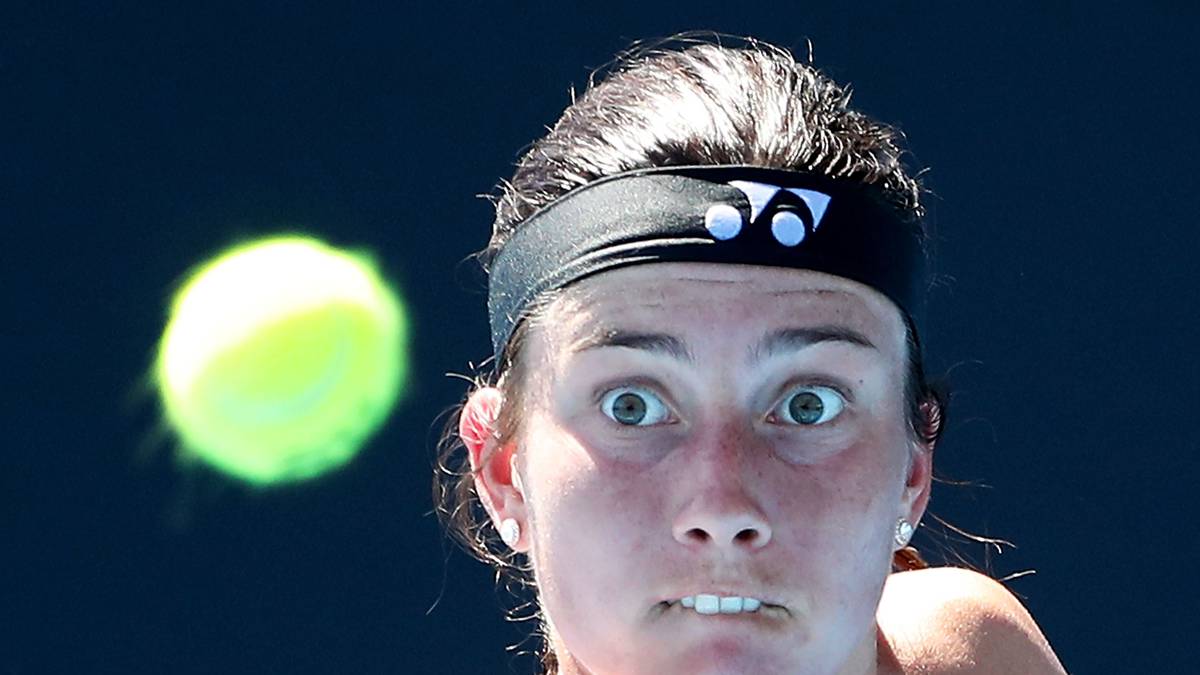 Anastasija Sevastowa verinnerlicht eine der Grundregeln des Tennis perfekt: Die Augen immer auf den Ball richten
