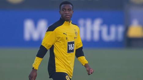 Youssoufa Moukoko könnte schon im nächsten Bundesliga-Spiel gegen Hertha BSC bei den Profis auflaufen. Vorher muss er aber umziehen.