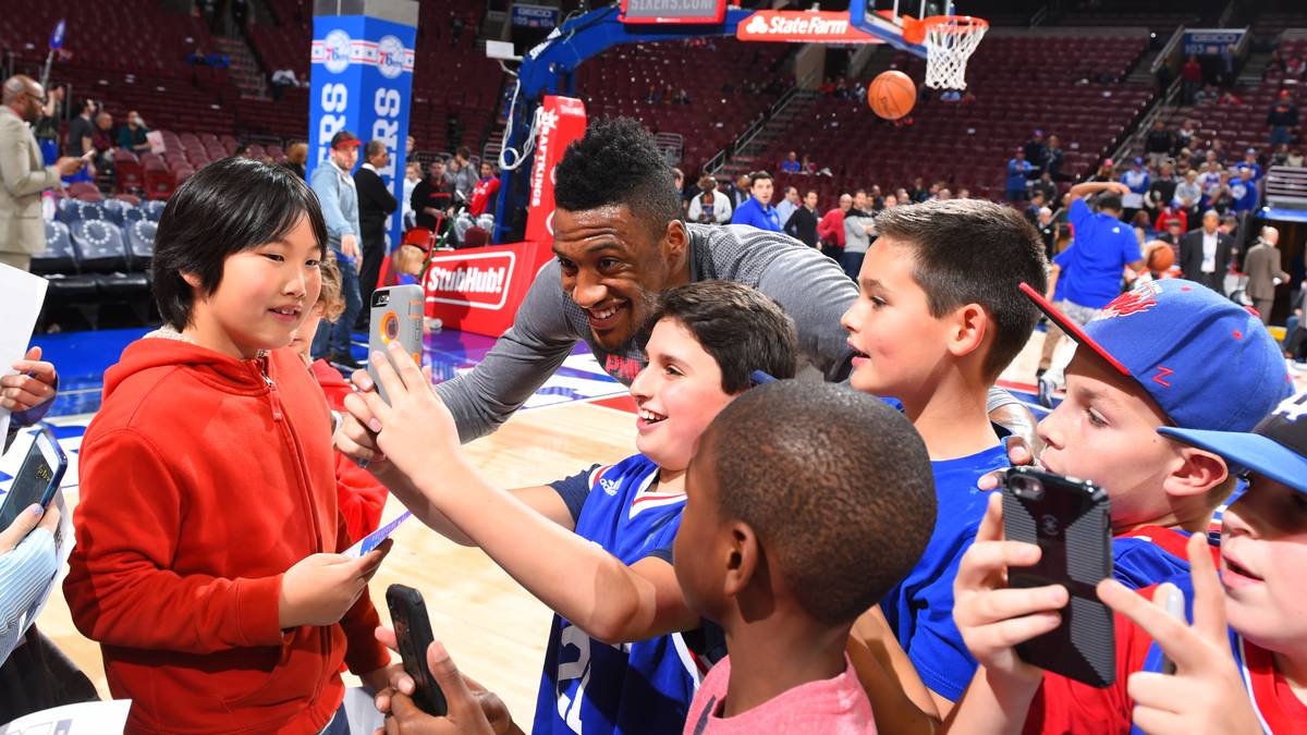 Auch die Fans sind glücklich - Robert Covington erfüllt Autogramm- und Fotowünsche und zaubert den Kids ein Lächeln ins Gesicht