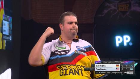 Gabriel Clemens gewinnt sein erstes Match der Darts-WM 2026 souverän mit 3:0 gegen Alex Spellman und checkt dabei sogar den Big Fish.
