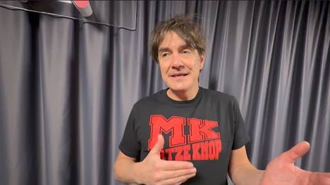 Beim Doppelpass on Tour richtet Comedian und Moderator Matze Knop deutliche Worte an die BVB-Fans. Er spricht über die aktuelle Stimmung rund um den Verein und appelliert an Zusammenhalt und Unterstützung.