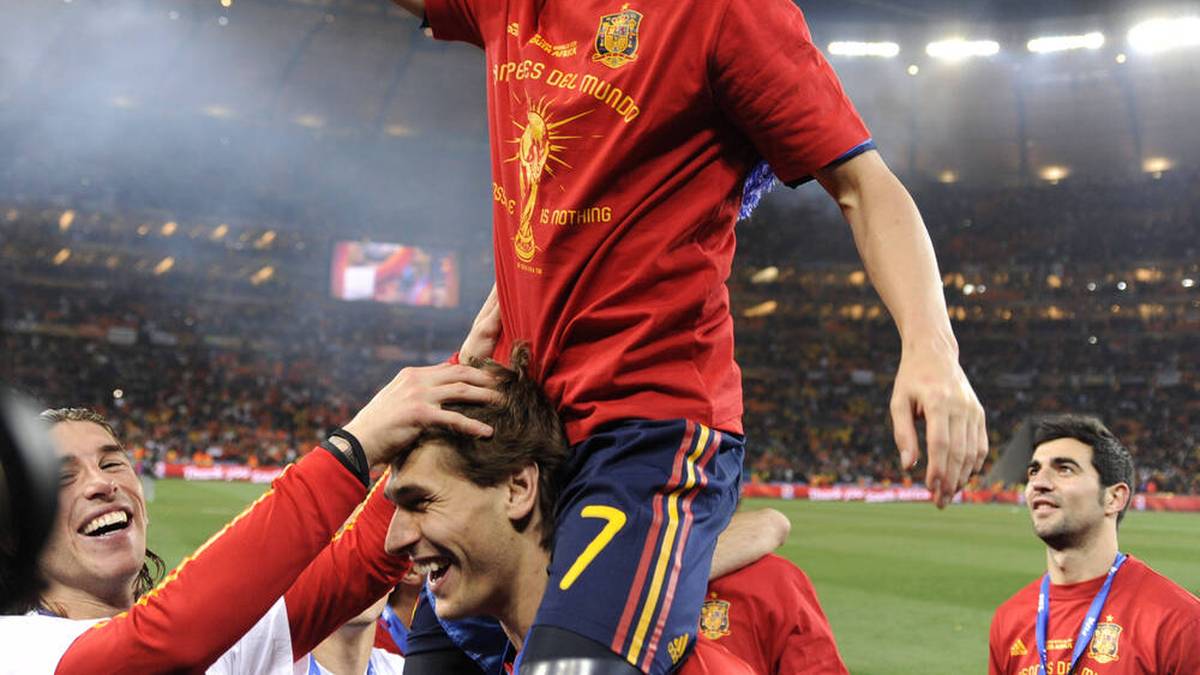 2010: Spanien gewinnt in Südafrika in der Verlängerung gegen die Niederlande und wird zum ersten Mal Weltmeister
