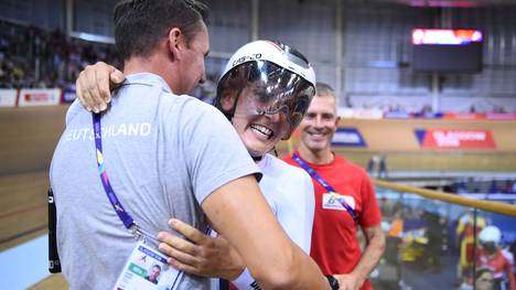 Radsport: Bundestrainer Andre Korff erleidet Herzinfarkt, Bundestrainer Andre Korff (links) freut sich mit Lisa Brennauer