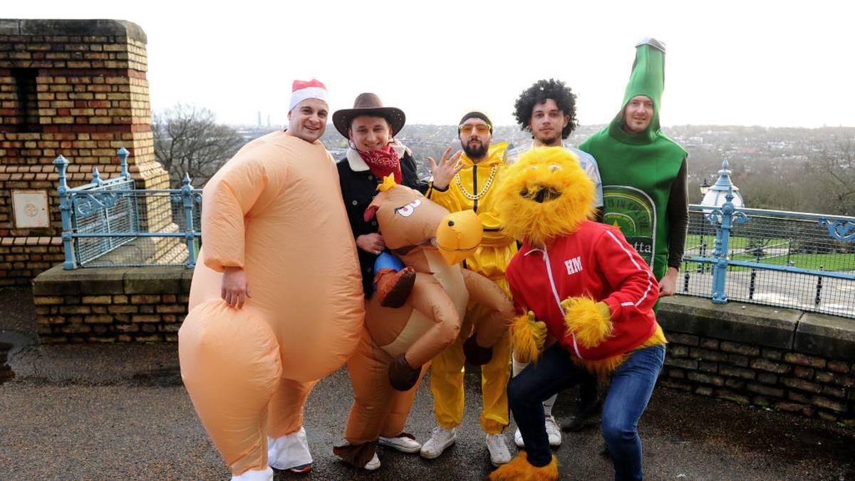 Gutes Posing ist alles - denken sich diese lustigen Herrschaften. Ob für den Hähnchen-Mann ein Sitzplatz ausreicht, darf aber bezweifelt werden