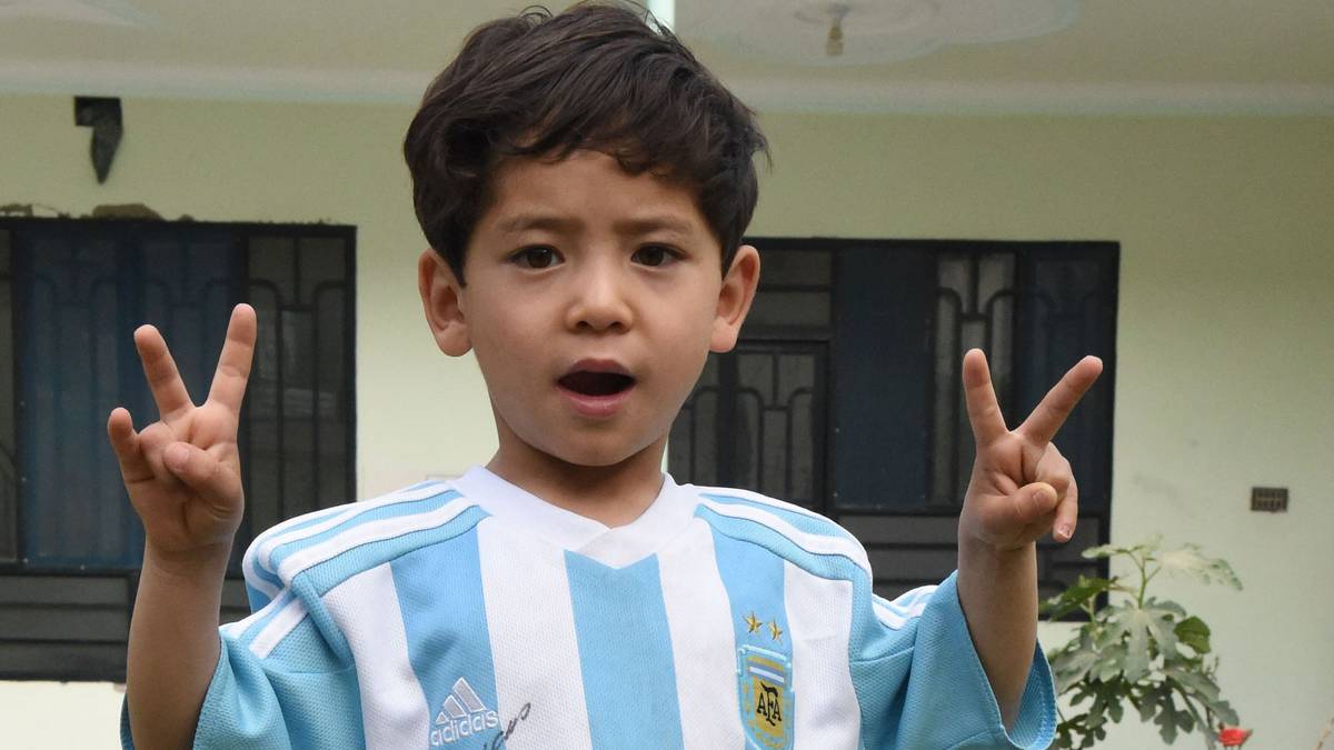 Murtaza Ahmadi zeigt stolz das von Messi signierte Trikot