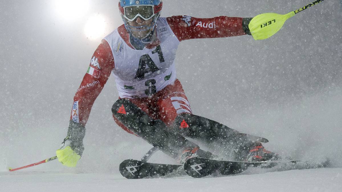 Gleich der nächste Läufer, Stefano Gross aus Italien, schiebt sich aber schon an Strasser vorbei