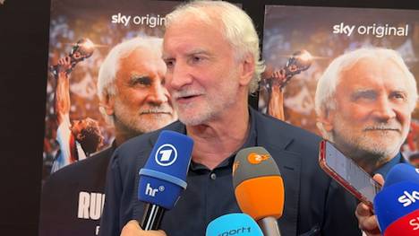 Zur Vorstellung seiner Film-Biographie kam Rudi Völler ins Plaudern. Dabei 65-Jährige auch über den Vorfall mit Waldemar Hartmann, sowie den Song, der eigens für ihn komponiert wurde.