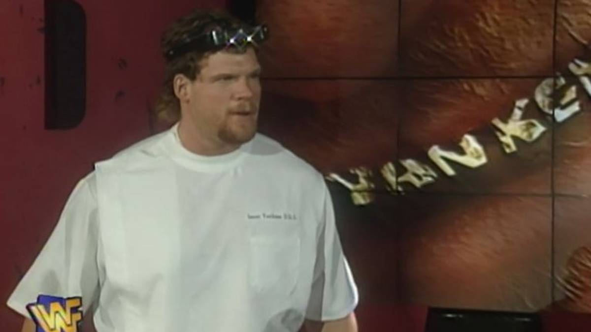 Kane in seiner ersten WWE-Rolle als Isaac Yankem 1996