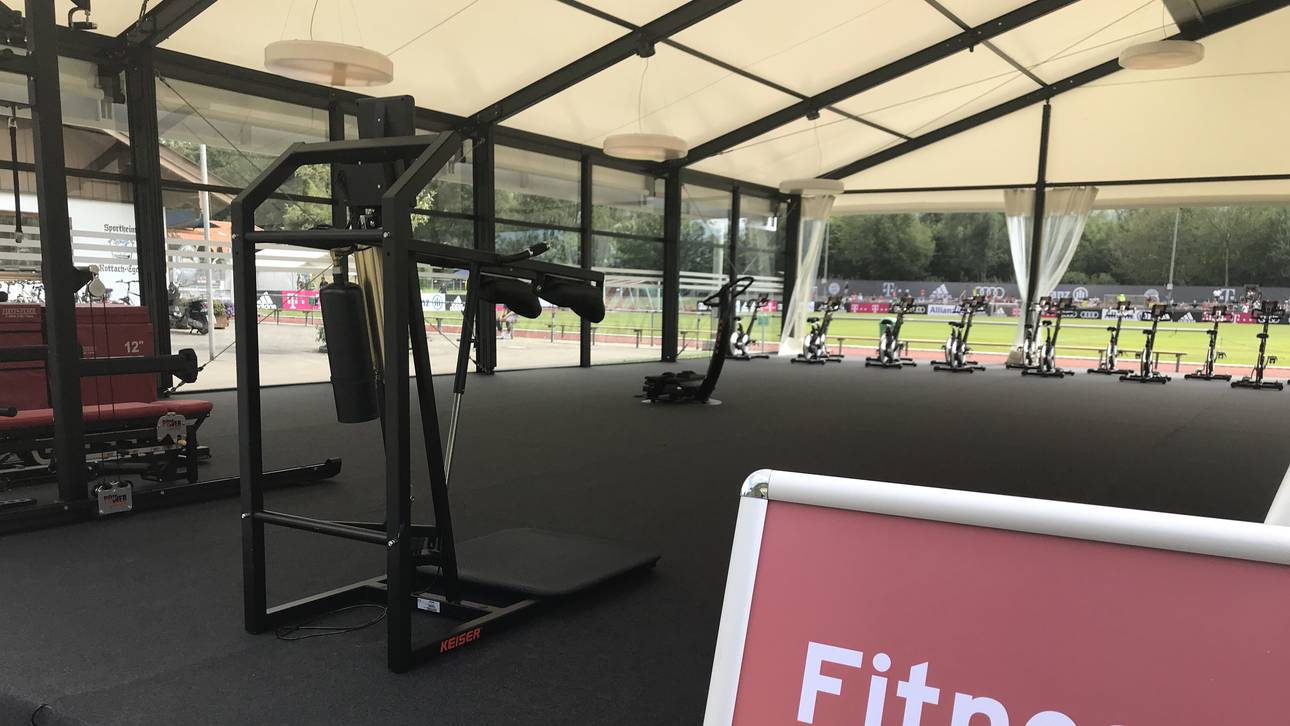 Je nach Witterung bleibt das Fitness-Zelt auf. 26 Spinning-Räder stehen fürs Warmup bereit