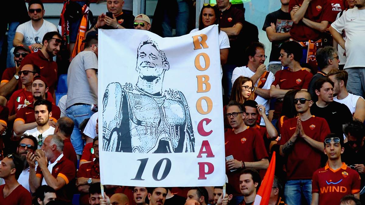 Im Stadion wird Totti als Gladiator gefeiert