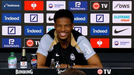 Aurèle Amenda ist offiziell als Neuzugang von Eintracht Frankfurt vorgestellt worden. Er spricht über seine Ziele, seine Spielweise und sorgt mit seiner lockeren Art direkt für den ersten Lacher.