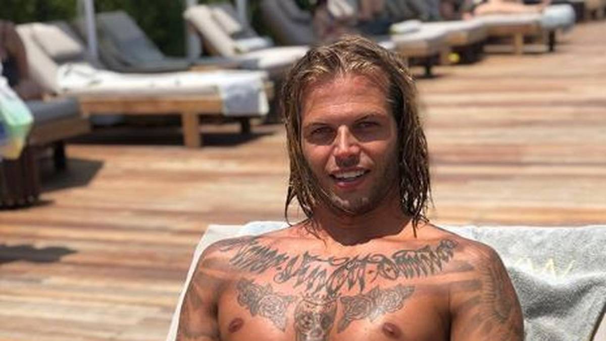 Für Dennis Diekmeier ist das Urlaubsende nah, deshalb genießt er in der Türkei die letzten Stunden