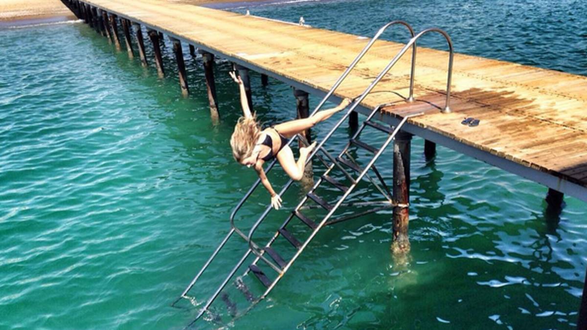 Freestyle-Skierin Lisa Zimmermann dagegen kann selbst an der türkischen Riveria, wo weit und breit kein Schnee zu sehen ist, nicht auf ihre sportliche Leidenschaft verzichten. Dass sie dabei in Schieflage gerät, muss nicht beunruhigen: Die Weltmeisterin im Slopestyle imitiert bloß die Bewegungen ihrer Sportart