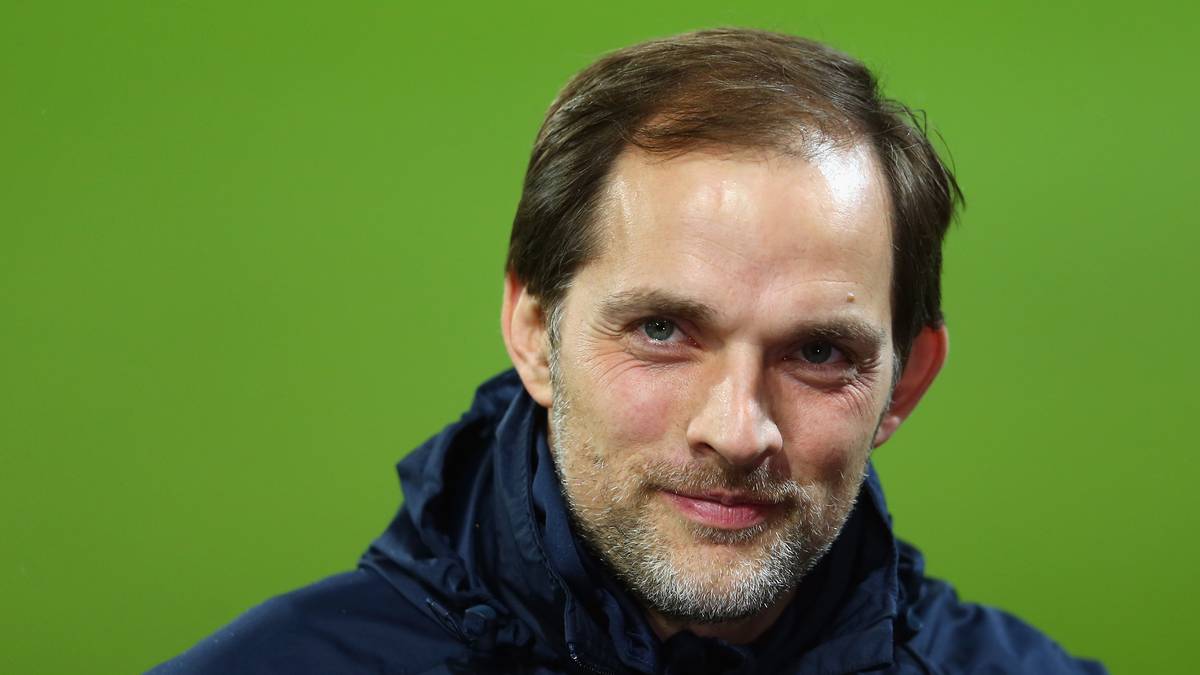 Nach seinem Rücktritt nimmt sich der emotionale Coach eine einjährige Auszeit, nach dem Vorbild von Pep Guardiola. Tuchel reist viel, ist in den Bundesliga-Stadien kaum noch zu sehen und dennoch immer irgendwie präsent.