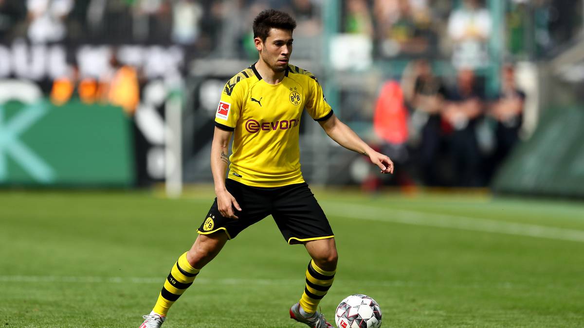 RAPHAEL GUERREIRO kokettierte mit einem Abgang, hat jetzt aber durchaus Chancen, Brandt vorerst zu ersetzen. Gegen die Bayern überzeugte er, Favre will ihn unbedingt halten. Dennoch droht gegen Uerdingen die Bank