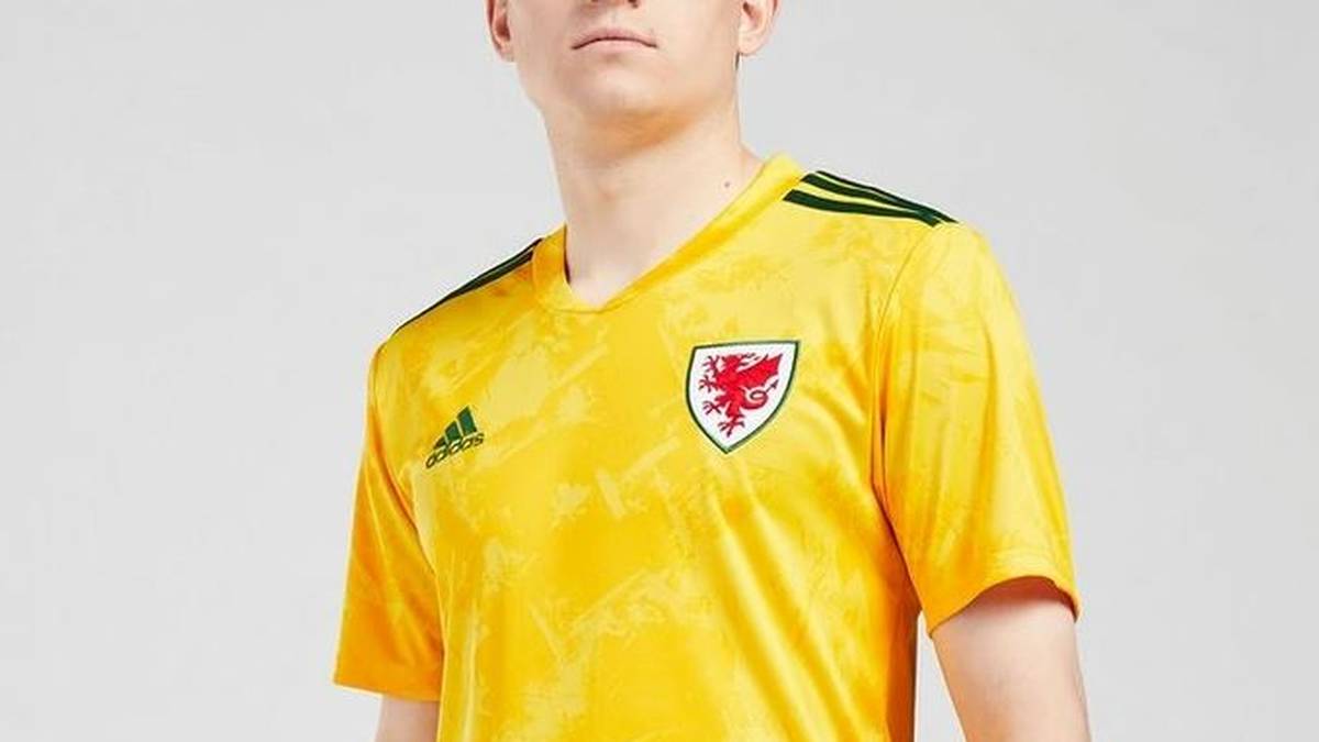 Das Auswärtstrikot der Waliser ist modern in Gelb mit Muster gehalten.