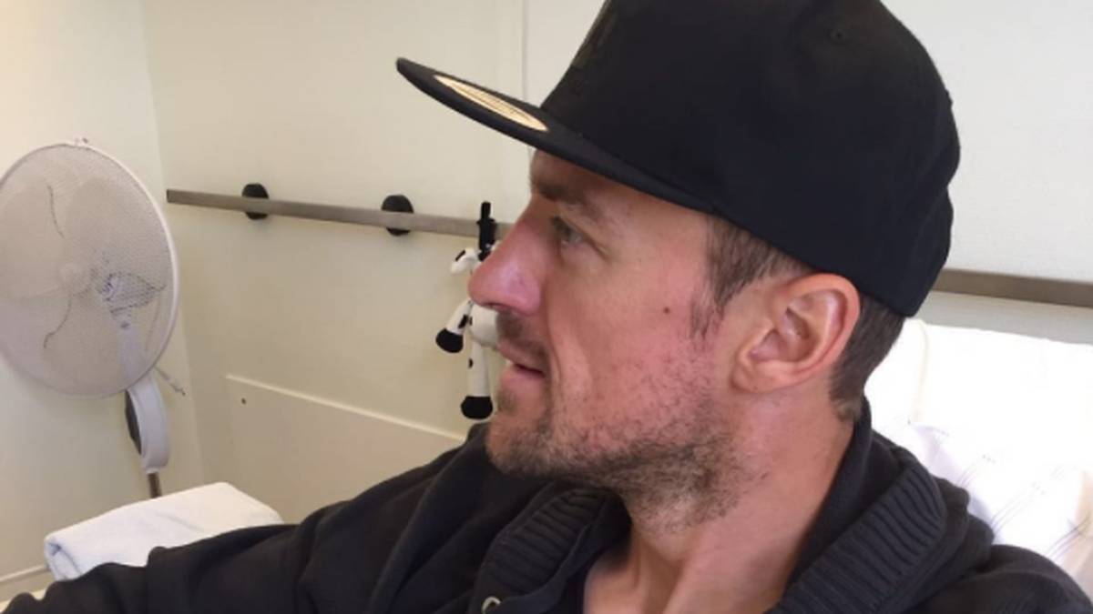 Die Folge: Gentner erleidet eine Gehirnerschütterung und mehrere Brüche im Gesicht. Letztlich kommt er glimpflich davon. Als er sich erstmals aus dem Krankenhaus via Instagram meldet, will er dennoch aus optischen Gründen nur eine Gesichtshälfte von sich zeigen