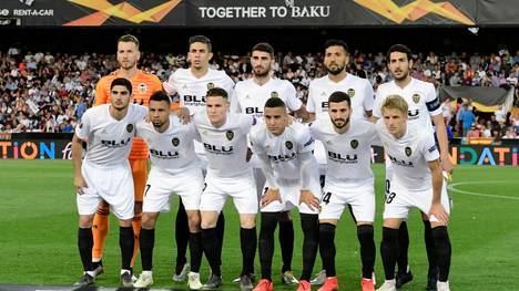 (Back L-R) Valencia's Brazilian goalkeeper Neto, Valencia's Brazilian defender Gabriel Paulista, Valencia's Italian defender Cristiano Piccini, Valencia's Argentinian defender Ezequiel Garay, Valencia's Spanish midfielder Daniel Parejo, (L-R) Valencia's Portuguese midfielder Goncalo Guedes, Valencia's French midfielder Francis Coquelin, Valencia's French forward Kevin Gameiro, Valencia's Spanish forward Rodrigo Moreno, Valencia's Spanish defender Jose Luis Gaya Pena and Valencia's Danish midfielder Daniel Wass pose for a group picture ahead of the UEFA Europa League semi-final second leg football match between Valencia CF and Arsenal FC at the Mestalla stadium in Valencia on May 9, 2019. (Photo by JAVIER SORIANO / AFP)        (Photo credit should read JAVIER SORIANO/AFP via Getty Images)