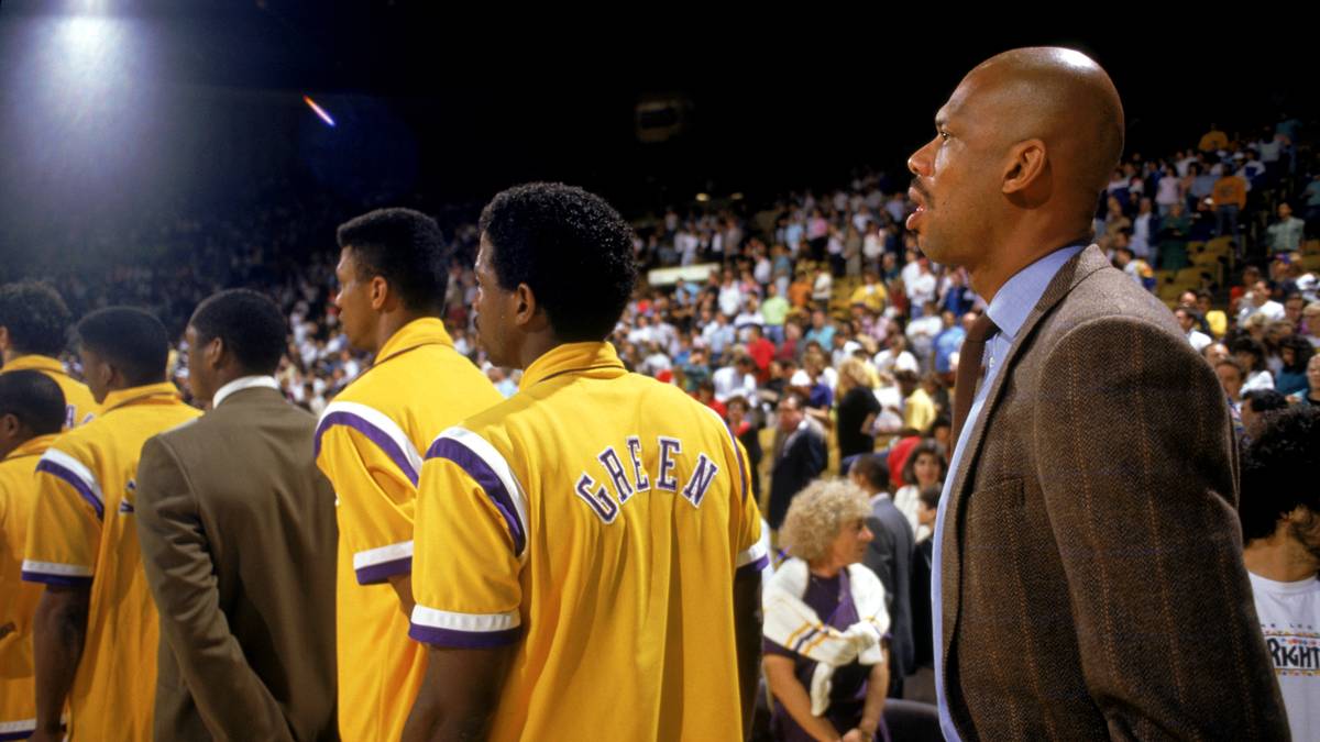 Am 20. März 1989 erhielt Abdul-Jabbar die Ehre, die er verdient hatte. Seine Trikotnummer 33 wurde in Los Angeles an die Decke gehoben und wird nie mehr vergeben
