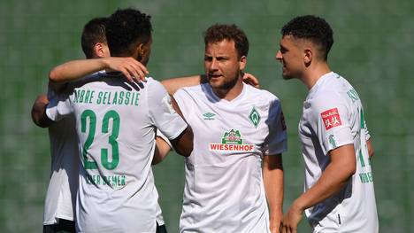 Philipp Bargfrede (2.v.r.) erhält bei Werder Bremen keinen neuen Vertrag