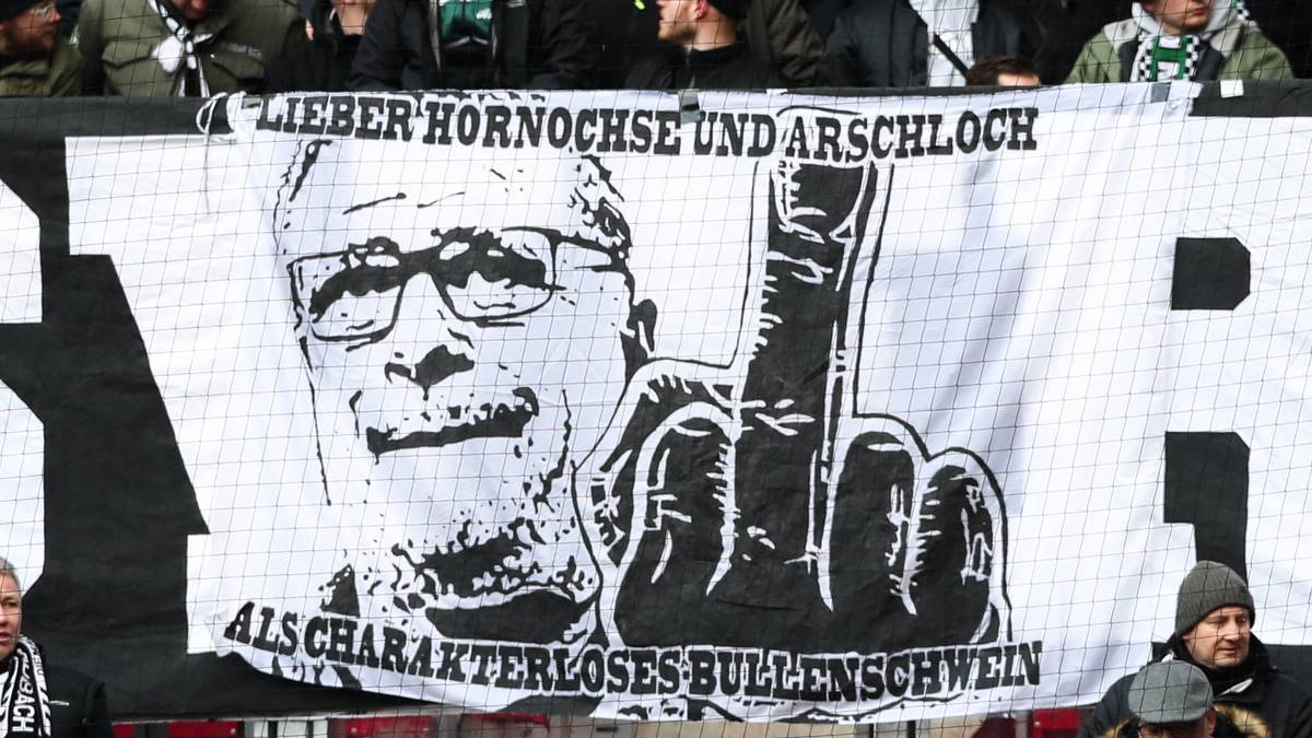 Ein Schmähplakat während Gladbachs Auswärtsspiel bei RB Leipzig